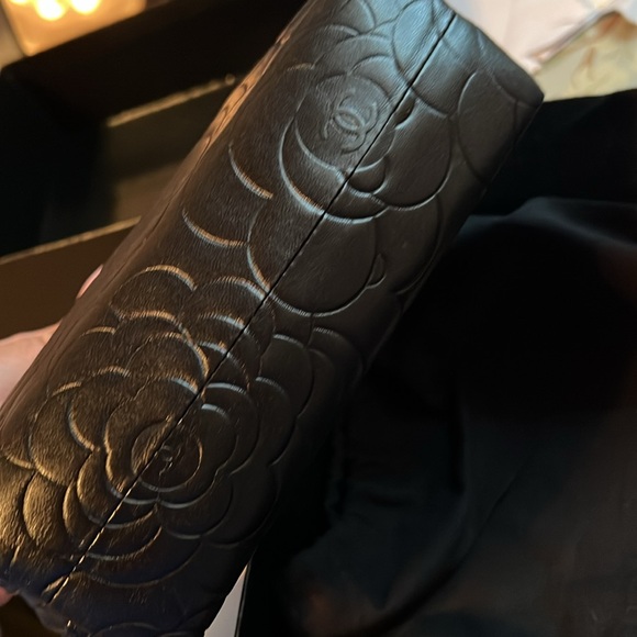 🖤🖤 CHANEL 🖤🖤
Lambskin Camellia Embossed
Cosmetic Case Black - Picture 7 of 8
